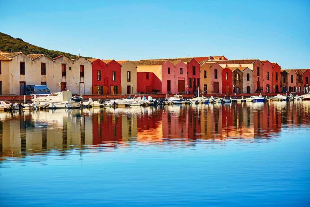 Le case colorate di Bosa si riflettono nel fiume Temo