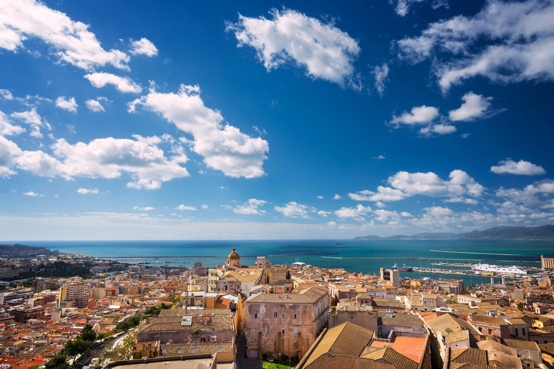 Panorama di Cagliari, con i quartieri storici e il mare