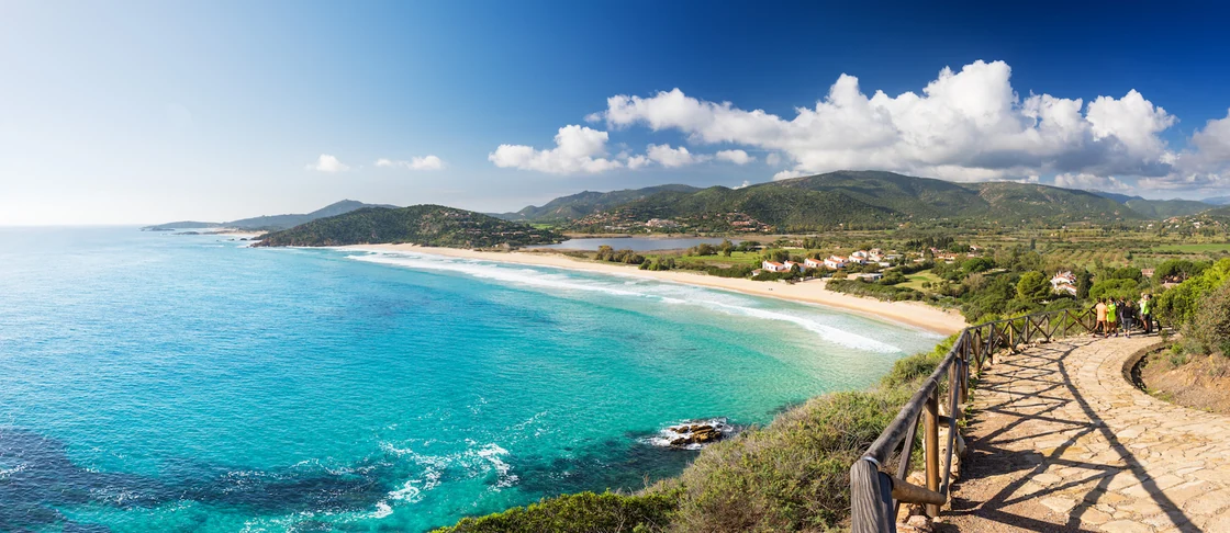 La costa tra Santa Margherita e Chia, con mare e macchia mediterranea