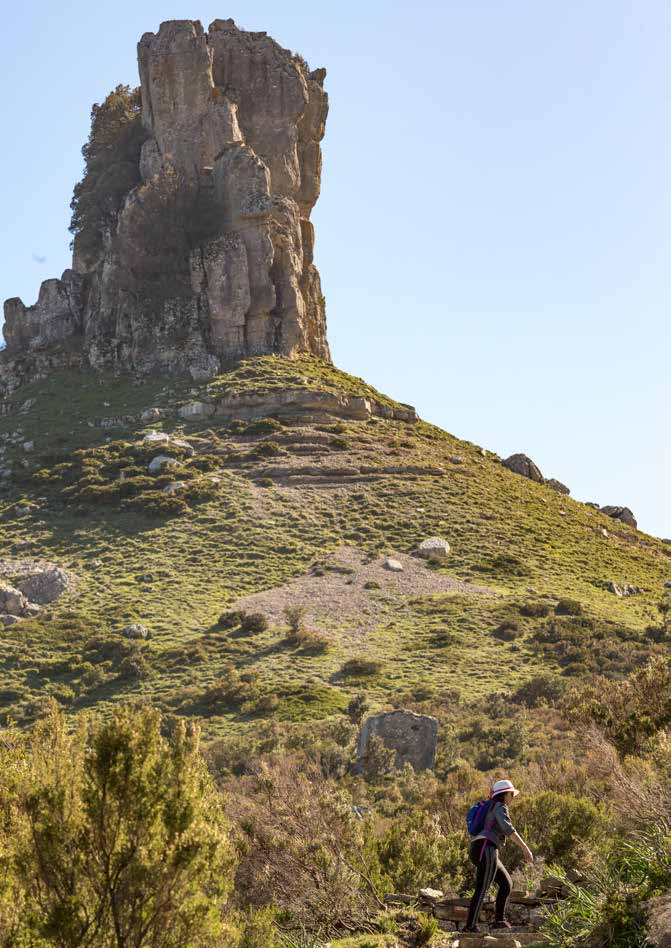 Il monumento naturale di Perda Liana a Gairo, tra pendii verdi e sentieri di montagna