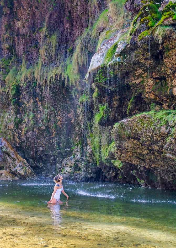 La cascata di Sa Stiddiosa a Seulo, tra pareti rocciose, vegetazione e acqua verde