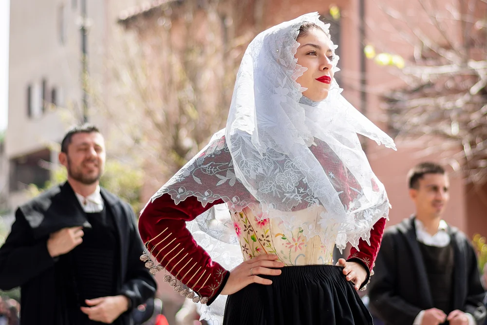 Una donna in abito tradizionale sardo