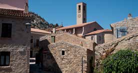 Le case in granito e il campanile del borgo di Aggius