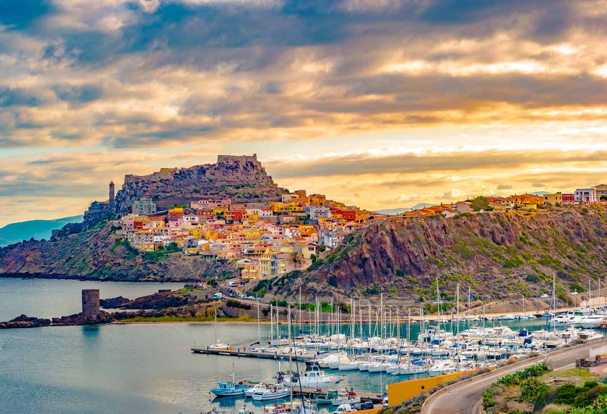 Il borgo di Castelsardo, con il castello e il porto