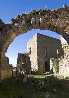 Le rovine del castello nel Parco Aymerich a Laconi