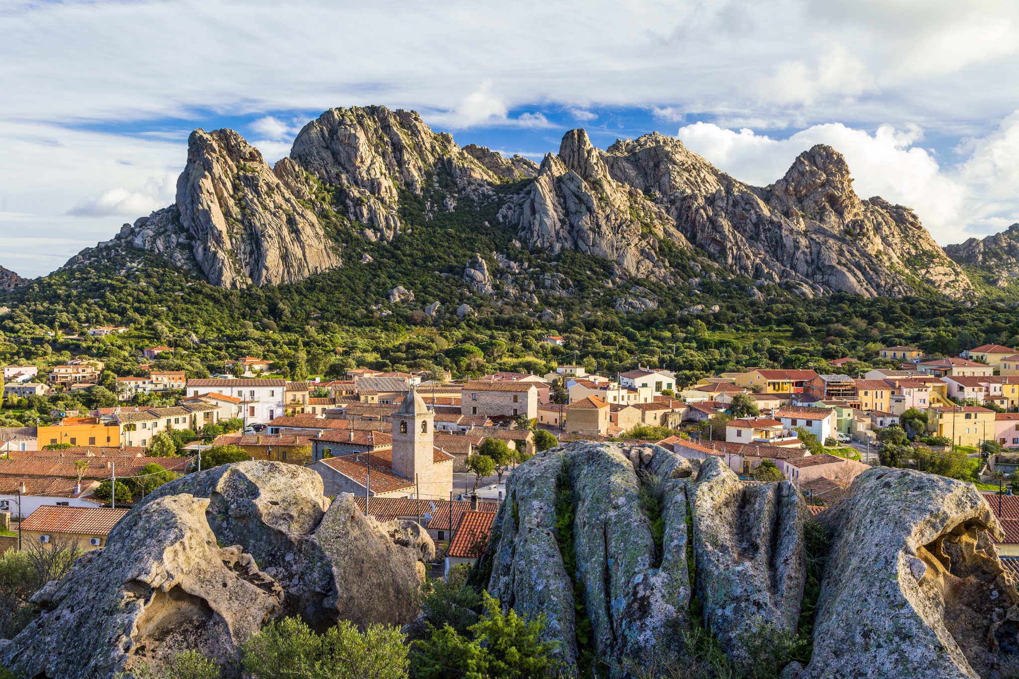 Veduta di San Pantaleo con le case, il campanile e i graniti della Gallura