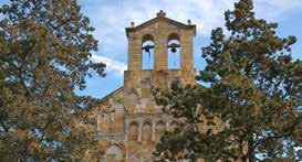 Architettura in pietra e vegetazione a Sardara